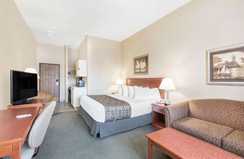 Clairmont Hotel | Ramada by Wyndham Clairmont/Grande Prairie