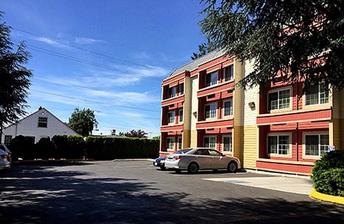 Hazelwood House | Ramada by Wyndham Portland - Cozy Lodging on I-205 in a bustling Neighborhood