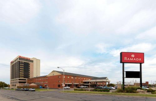 Downtown Hotel | Ramada by Wyndham Topeka Downtown Hotel & Convention Center
