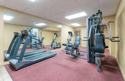 Downtown Hotel | Ramada by Wyndham Topeka Downtown Hotel & Convention Center