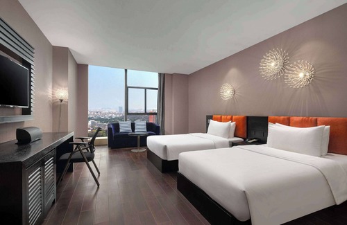Jingkou District Hotel | Ramada by Wyndham Zhenjiang Dagang New District