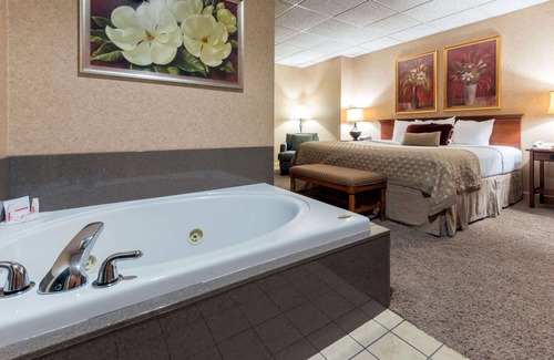 Downtown Hotel | Ramada Hotel & Convention Center by Wyndham Topeka Downtown