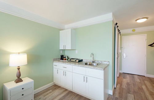Trailer Estates Hotel | RAMADA SARASOTA CONDO HOTEL#407 Waterfront Balcony, King Bed, Pool, Kitchenette
