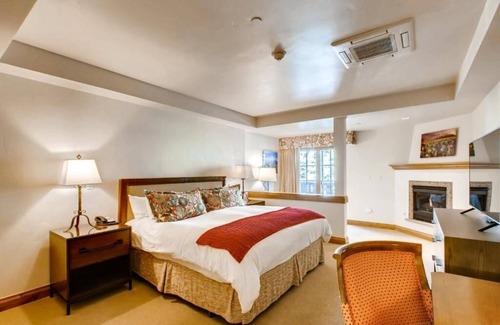 Vail Hotel | Rambler Standard King Gravity Haus Vail w/Mountain View & Hot Tub Near Gondola