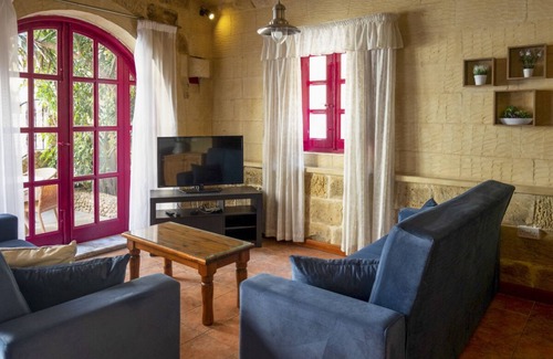 San Lawrenz Villa | Ramla Red House - Three Bedroom Villa, Sleeps 9