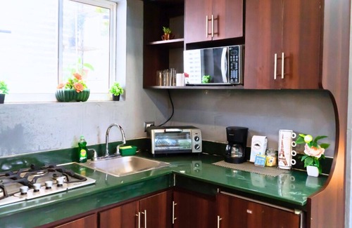 Leon Apartment | Ramos Studio - All you need in León: Relax with AC, WiFi &Hot Water +Garage