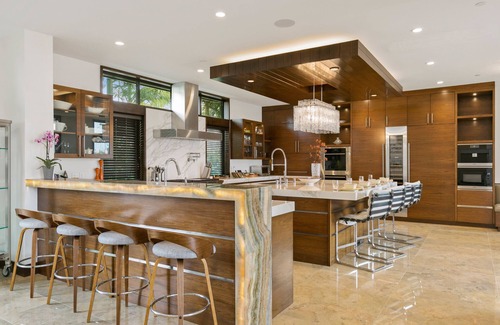 Hermosa Beach House | Rams Draft House - 15 five star reviews available upon request - beach luxury