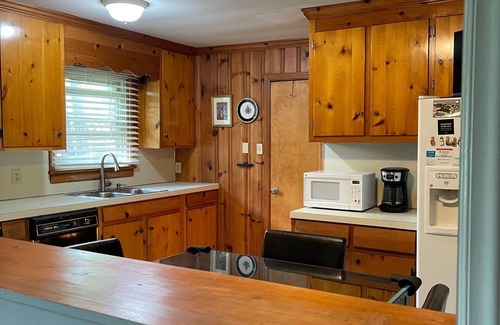 Durham House | Ranch home, 3 private bedroom suites with full private bathrooms, near Duke Univ