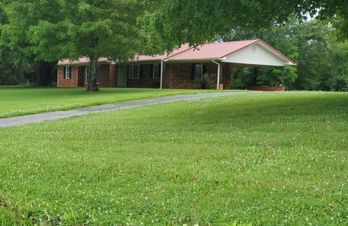 Tellico Plains House | Ranch home Motorcycle Friendly, large covered deck. 1.5 mi.- Cherohala Skyway .
