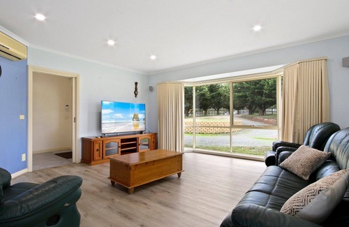 Lake Tyers Beach House | Ranch @ Lake Tyers Beach - Spacious rural home ideal for families and groups