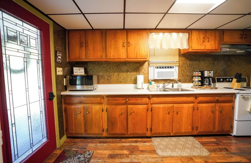 Brockton House | Ranch Style River Bungalow with Fireplace, River & 10 Acres