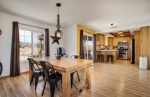 Pioneertown House | RANCHO PIONERA: 5 min stroll to Pappy’s + Pool + HotTub + Views