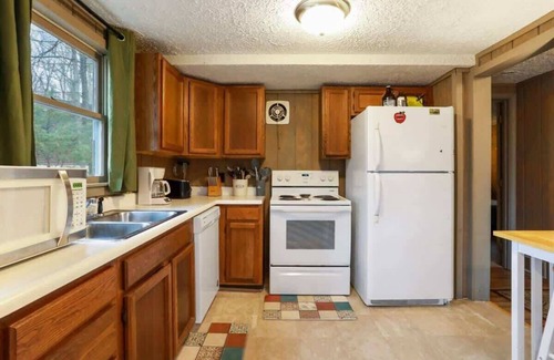 Berkeley Springs Cabin | Rancho Relaxo- Family Friendly