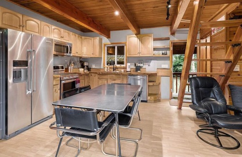 Gold Bar Cabin | Rancho Relaxo with mountain view, covered outdoor area, fire pit, MUST SEE!