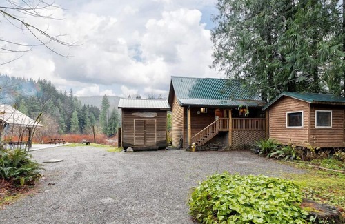 Gold Bar Cabin | Rancho Relaxo with mountain view, covered outdoor area, fire pit, MUST SEE!