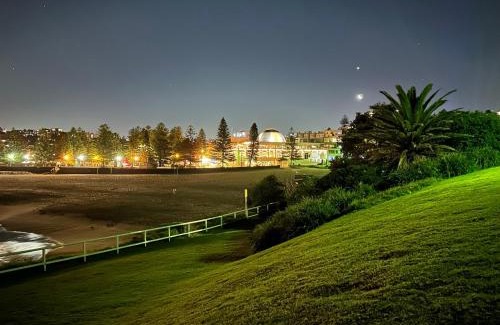 Randwick Apartment | Randwick Luxury 2 Bed Apt with Parking & Study Desks