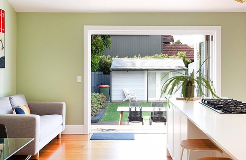 Randwick House | Randwick Rose (IH) - Stunning 3-bedroom home with sunny lush green garden.