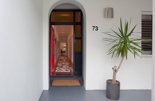 Randwick House | Randwick Rose (IH) - Stunning 3-bedroom home with sunny lush green garden.