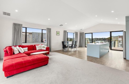 Raglan House | Rangitahi Retreat - Raglan Holiday Home