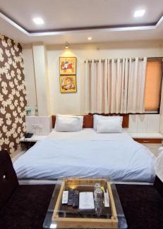 Nagda Hotel | Rangoli Resort & Family Garden