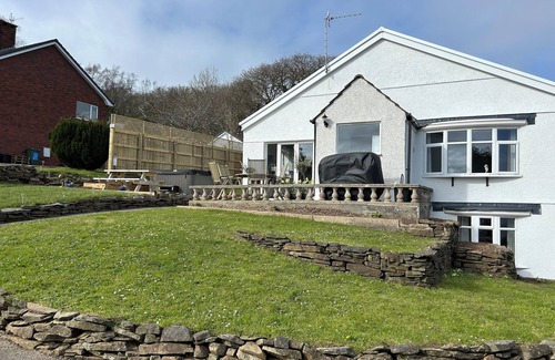Pembrey Cottage | RAPHAEL HOUSE, pet friendly, with hot tub in Burry Port