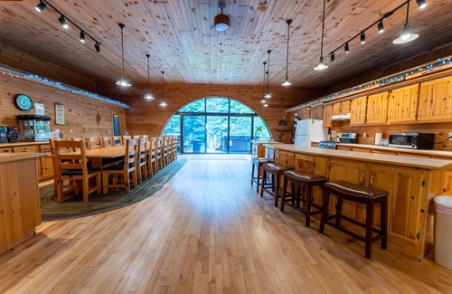 Rapid River House | Rapid River Lodge: Leaf Peeping and Waterfront Relaxation – Book Your Fall Stay!