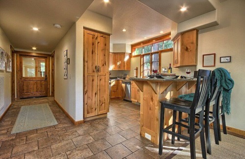 Yosemite West House | Rare 2 King Bedrooms, INSIDE Yosemite Gates, No Stairs to Enter
