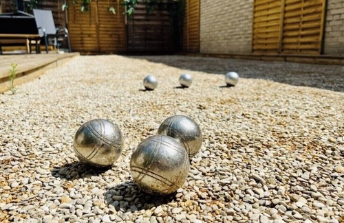 Hincmar Apartment | Rare = Apartment 6 pers Downtown with large terrace, spa, petanque