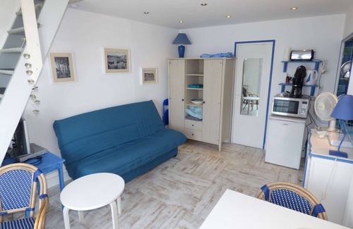 Les Sablettes Apartment | Rare at the location, foot in the beach, full sea view