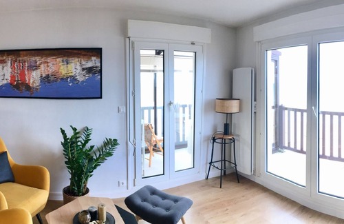 Bernieres-sur-Mer Apartment | RARE! Beautiful and spacious architect's'apartment with the sea at your feet