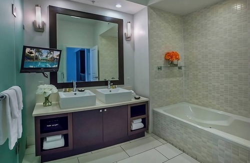 Ludlam Hotel | Rare Find! 3 Convenient Rooms | Outdoor Pool | Close to Downtown Miami