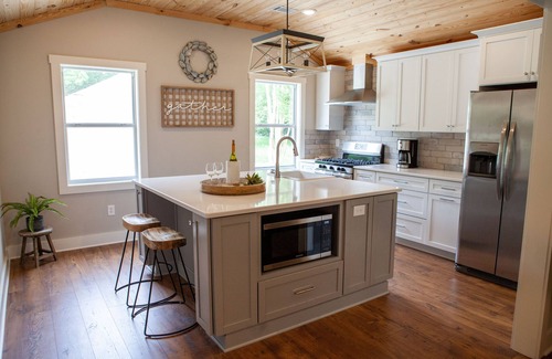 Lake Oconee House | RARE FIND – Beautifully decorated 4B/4.5B Lakefront Getaway! Centrally located