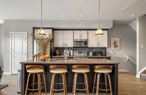 Kensington House | Rare Find* Luxury Kensington | Vibrant & Exclusive