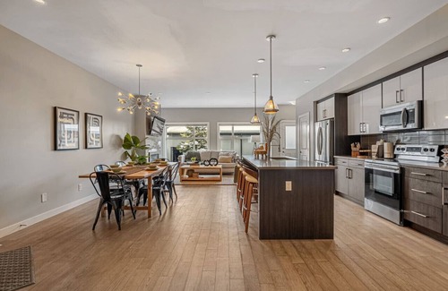Kensington House | Rare Find* Luxury Kensington | Vibrant & Exclusive