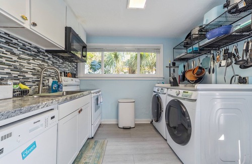 South Peninsula Historic District House | Rare Find, Ocean across street, Ample Parking, Restaurants, Murals in Home!
