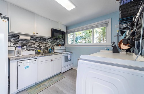South Peninsula Historic District House | Rare Find, Ocean across street, Ample Parking, Restaurants, Murals in Home!