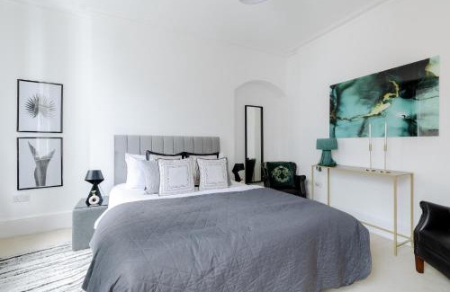 Soho Apartment | RARE FIND off Oxford St! SOHO 5bed Design House For XXL Groups