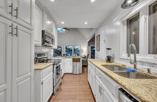 Jasper House | Rare Find! Relaxing Lake house, everything you need!
