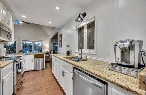 Jasper House | Rare Find! Relaxing Lake house, everything you need!
