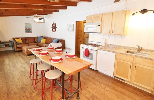 Alexandria Cabin | RARE FIND - WATER’S EDGE RETREAT on Lake Victoria (Alexandria's Chain of Lakes)