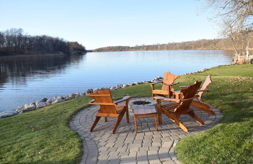 Alexandria Cabin | RARE FIND - WATER’S EDGE RETREAT on Lake Victoria (Alexandria's Chain of Lakes)