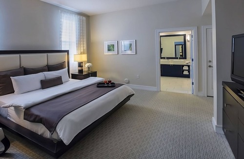 Ludlam Hotel | Rare Gem! 4 Amazing Rooms + Balcony | Onsite Pool | Close to Downtown Miami