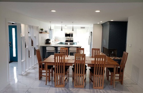 Urbandale House | RARE Mid-Mod Home. Spacious inside-and-out.