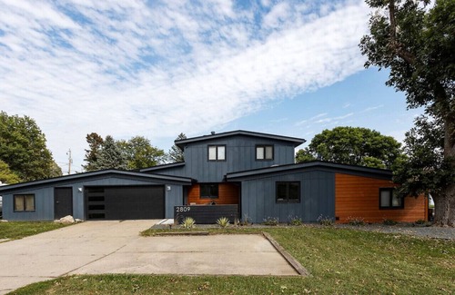 Urbandale House | RARE Mid-Mod Home. Spacious inside-and-out.