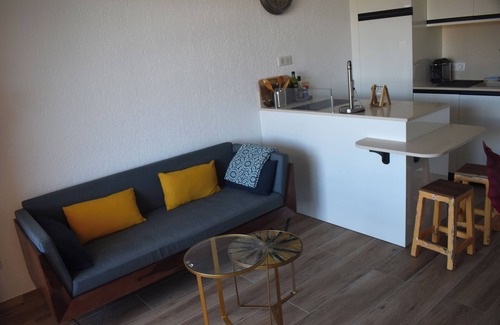 La Londe-les-Maures Apartment | Rare pearl on the beach for 2 people, air-conditioned apartment