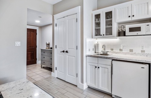 Baytowne Wharf Condo | RARE Poolside Studio at Baytowne Wharf! Walk out to Pool, Hot Tub, Beach Tram
