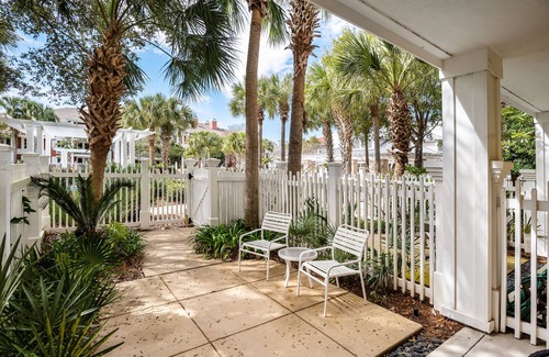 Baytowne Wharf Condo | RARE Poolside Studio at Baytowne Wharf! Walk out to Pool, Hot Tub, Beach Tram