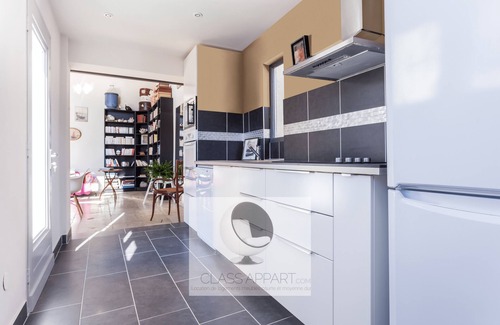 Ecusson Apartment | Rare: Private mansion, balcony, AC/AC ★