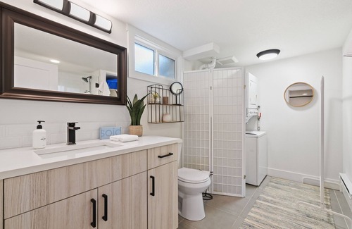 Camas Apartment | Rare Redesign Cozy & Clean Space , Quaint local DT location