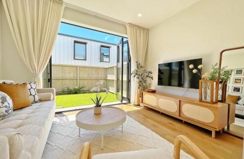 Grey Lynn House | Rare Retreat Stylish 2BR Townhouse vs AC & Parking